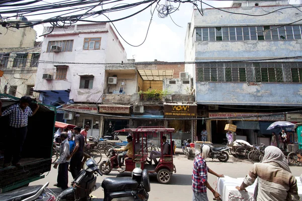 인력거 오토바이 Paharganj 사람들이 붐비는 거리에 뉴델리 2018 — 스톡 사진