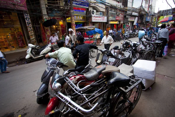 印度新德里 2018年7月19日 对拥挤的街道与人力车 摩托车 拥挤的街道交通和人在主要集市或 Paharganj 的看法 — 图库照片