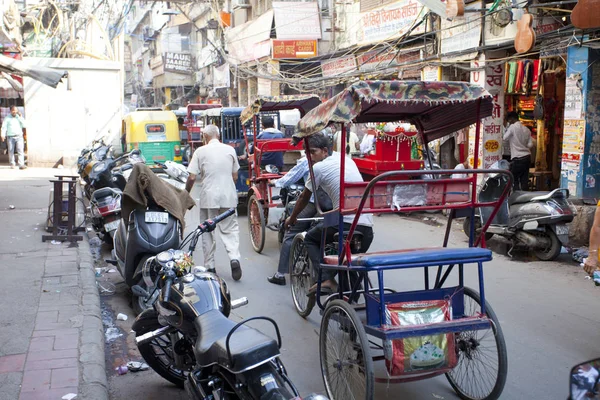 Yeni Delhi, Hindistan - 19 Temmuz 2018: Rickshaws, motosiklet, kalabalık sokak trafik ve ana ın Bazaarı ya da Paharganj ile kalabalık sokak görünümüne.