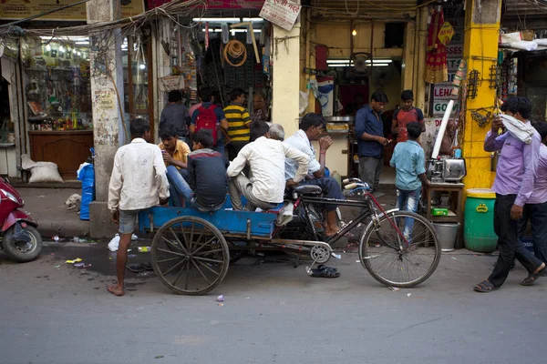 New Delhi India Juli 2018 Uitzicht Drukke Straat Met Riksja — Stockfoto