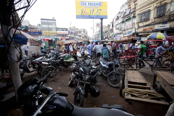 印度新德里 2018年7月21日 对拥挤的街道与人力车 摩托车 拥挤的街道交通和人在主要集市或 Paharganj 的看法 — 图库照片