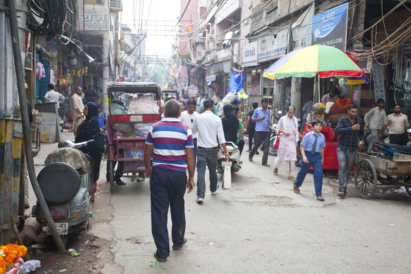 Нью-Дели, Индия - 21 июля 2018 года: View to crowded street with rickshaws, motorcycles, congested street traffic and people in Main Bazaar or Paharganj
.