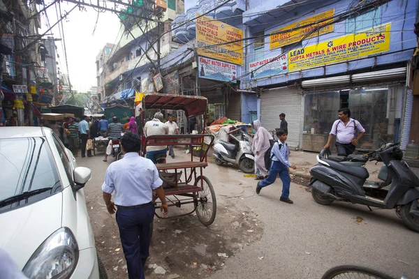 인력거 오토바이 Paharganj 사람들이 붐비는 거리에 뉴델리 2018 — 스톡 사진