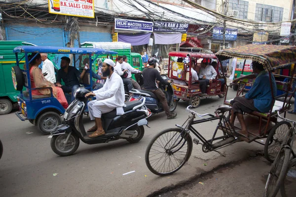 New Delhi India Juli 2018 Uitzicht Drukke Straat Met Riksja — Stockfoto