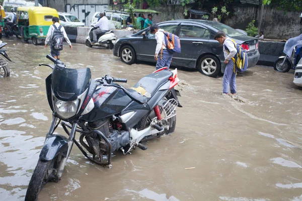 New Delhi India Juli 2018 Uitzicht Drukke Straat Met Riksja — Stockfoto