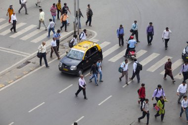 Mumbai, Hindistan - 3 Temmuz 2018: İnsanlar yolun Meydanı'nda sabah zamanında geçiyorlar