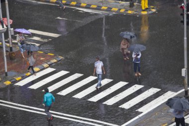 Mumbai, Hindistan - 3 Temmuz 2018: İnsanlar yolun Meydanı'nda sabah zamanında geçiyorlar
