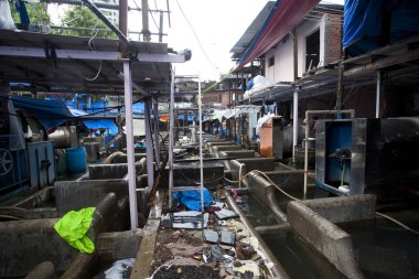 Mumbai, Hindistan - 3 Temmuz 2018: Dhobi Ghat Mahalaxmi, Mumbai, Maharashtra, Hindistan, çamaşır yıkama açık havada giysiler görünümünü