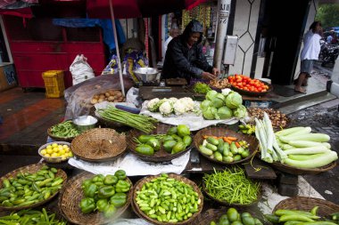 Mumbai, Hindistan - 3 Temmuz 2018: Kimliği belirsiz Hint adam yerel pazarda satan Hint aperatifler