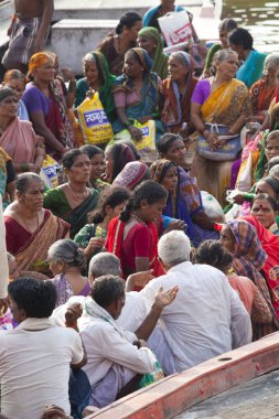 Varanasi, Uttar Pradesh, Hindistan - 9 Temmuz 2018: Dasashvamedh Ghat törenlerinde gelen hacılar tekneler