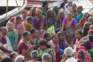 Varanasi, Uttar Pradesh, Hindistan - 9 Temmuz 2018: Dasashvamedh Ghat törenlerinde gelen hacılar tekneler