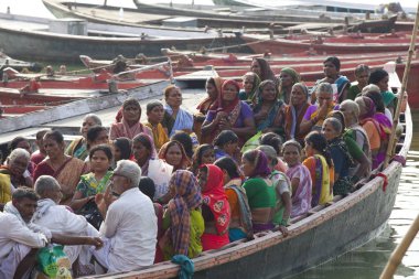 Varanasi, Uttar Pradesh, Hindistan - 9 Temmuz 2018: Dasashvamedh Ghat törenlerinde gelen hacılar tekneler