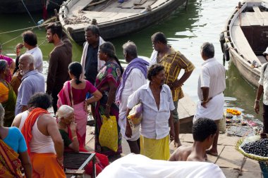 Varanasi, Uttar Pradesh, Hindistan - 9 Temmuz 2018: Dasashvamedh Ghat törenlerinde gelen hacılar tekneler