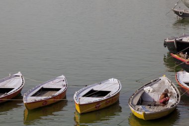 Varanasi, Uttar Pradesh, Hindistan - 9 Temmuz 2018: Dasashvamedh Ghat törenlerinde gelen hacılar tekneler