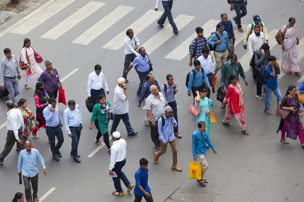 Мумбай Индия Июля 2018 Года Люди Переходят Дорогу Площади Утреннее — стоковое фото