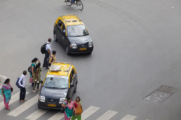 Mumbai India Iulie 2018 Oamenii Traversează Drumul Pătrat Dimineața — Fotografie, imagine de stoc