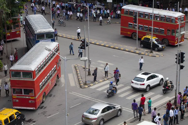 Mumbai India Julio 2018 Gente Está Cruzando Calle Plaza Por — Foto de Stock