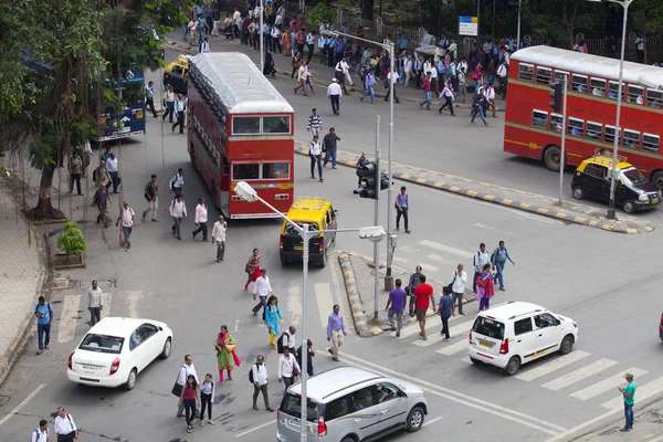 Mumbai Indien Juli 2018 Människor Korsar Vägen Vid Torget Morgon — Stockfoto