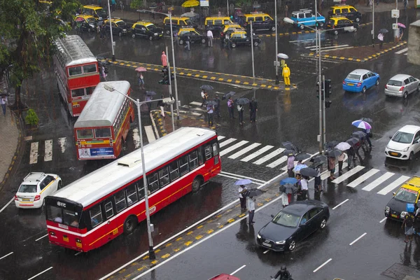 Mumbai Índia Julho 2018 Pessoas Estão Atravessando Estrada Praça Hora — Fotografia de Stock