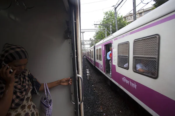 Mumbai India Julio 2018 Viejos Raíles Oxidados Que Conducen Estación —  Fotos de Stock