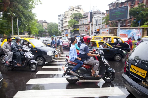 Mumbai Indien Juli 2018 Människor Korsar Vägen Vid Torget Kvällstid — Stockfoto