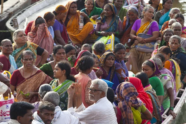 Varanasi, Uttar Pradesh, Hindistan - 9 Temmuz 2018: Dasashvamedh Ghat törenlerinde gelen hacılar tekneler