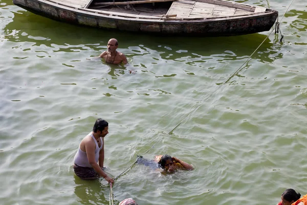 Varanasi Uttar Pradesh India July 2018 Pilgrims Bathing Performing Ritual — Stock Photo, Image