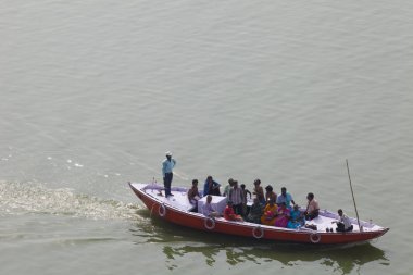 Varanasi, Uttar Pradesh, Hindistan - 9 Temmuz 2018: Dasashvamedh Ghat törenlerinde gelen hacılar tekneler 