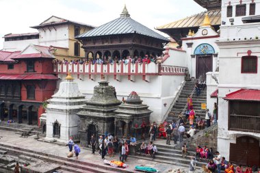 Katmandu, Nepal - 12 Temmuz 2018: Tapınak krematoryum Pashupatinath. İnsanlar kremasyon manevi bir yeniden doğuş verecektir inanıyorum.
