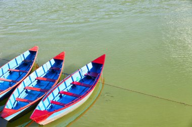 Pokhara, Nepal Phewa gölde küçük ahşap tekneler 