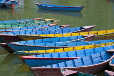 Pokhara, Nepal Phewa gölde küçük ahşap tekneler 