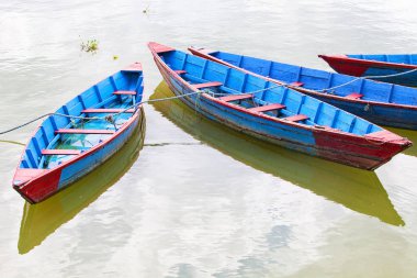Pokhara, Nepal Phewa gölde küçük ahşap tekneler 
