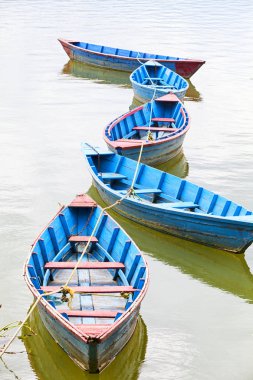 Pokhara, Nepal Phewa gölde küçük ahşap tekneler 
