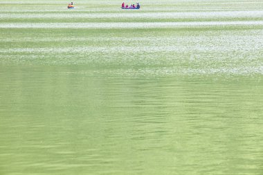 Pokhara, Nepal Phewa gölde küçük ahşap tekneler 