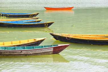 Pokhara, Nepal Phewa gölde küçük ahşap tekneler 