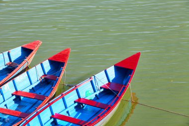 Pokhara, Nepal Phewa gölde küçük ahşap tekneler 