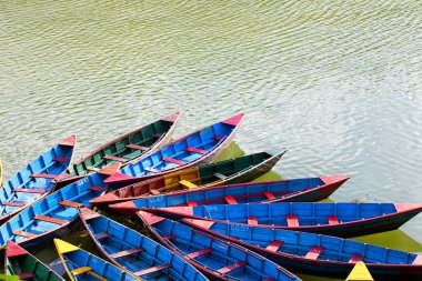 Pokhara, Nepal Phewa gölde küçük ahşap tekneler 