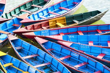 Pokhara, Nepal Phewa gölde küçük ahşap tekneler 