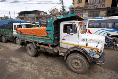 Katmandu, Nepal - 13 Temmuz 2018: Popüler renkli kamyon Nepal stili dekore edilmiştir. Kamyon taşıma nakliye şehirler Nepal arasında en popüler türüdür.
