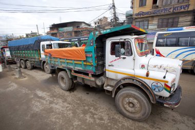 Katmandu, Nepal - 13 Temmuz 2018: Popüler renkli kamyon Nepal stili dekore edilmiştir. Kamyon taşıma nakliye şehirler Nepal arasında en popüler türüdür.