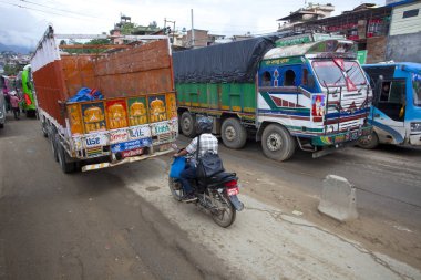 Katmandu, Nepal - 13 Temmuz 2018: Popüler renkli kamyon Nepal stili dekore edilmiştir. Kamyon taşıma nakliye şehirler Nepal arasında en popüler türüdür.
