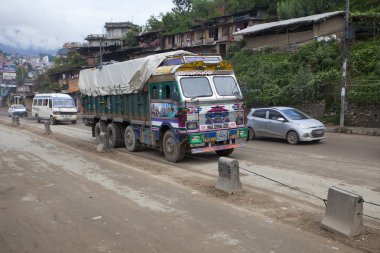Katmandu, Nepal - 13 Temmuz 2018: Popüler renkli kamyon Nepal stili dekore edilmiştir. Kamyon taşıma nakliye şehirler Nepal arasında en popüler türüdür.