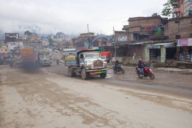 Katmandu, Nepal - 13 Temmuz 2018: Popüler renkli kamyon Nepal stili dekore edilmiştir. Kamyon taşıma nakliye şehirler Nepal arasında en popüler türüdür.