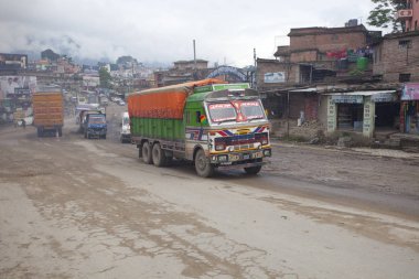 Katmandu, Nepal - 13 Temmuz 2018: Popüler renkli kamyon Nepal stili dekore edilmiştir. Kamyon taşıma nakliye şehirler Nepal arasında en popüler türüdür.