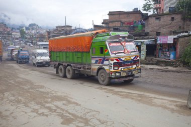 Katmandu, Nepal - 13 Temmuz 2018: Popüler renkli kamyon Nepal stili dekore edilmiştir. Kamyon taşıma nakliye şehirler Nepal arasında en popüler türüdür.