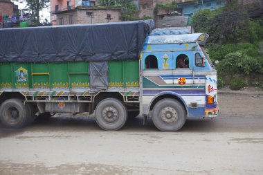 Katmandu, Nepal - 13 Temmuz 2018: Popüler renkli kamyon Nepal stili dekore edilmiştir. Kamyon taşıma nakliye şehirler Nepal arasında en popüler türüdür.