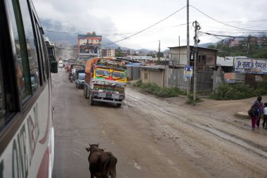 Katmandu, Nepal - 13 Temmuz 2018: Popüler renkli kamyon Nepal stili dekore edilmiştir. Kamyon taşıma nakliye şehirler Nepal arasında en popüler türüdür.