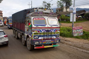 Katmandu, Nepal - 13 Temmuz 2018: Popüler renkli kamyon Nepal stili dekore edilmiştir. Kamyon taşıma nakliye şehirler Nepal arasında en popüler türüdür.