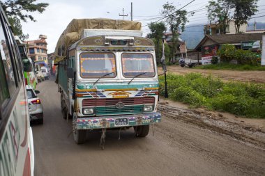 Katmandu, Nepal - 13 Temmuz 2018: Popüler renkli kamyon Nepal stili dekore edilmiştir. Kamyon taşıma nakliye şehirler Nepal arasında en popüler türüdür.