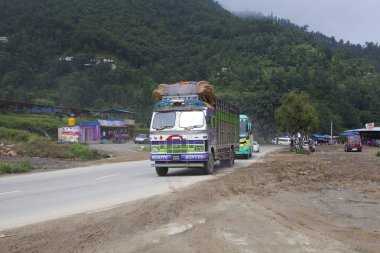 Katmandu, Nepal - 13 Temmuz 2018: Popüler renkli kamyon Nepal stili dekore edilmiştir. Kamyon taşıma nakliye şehirler Nepal arasında en popüler türüdür.
